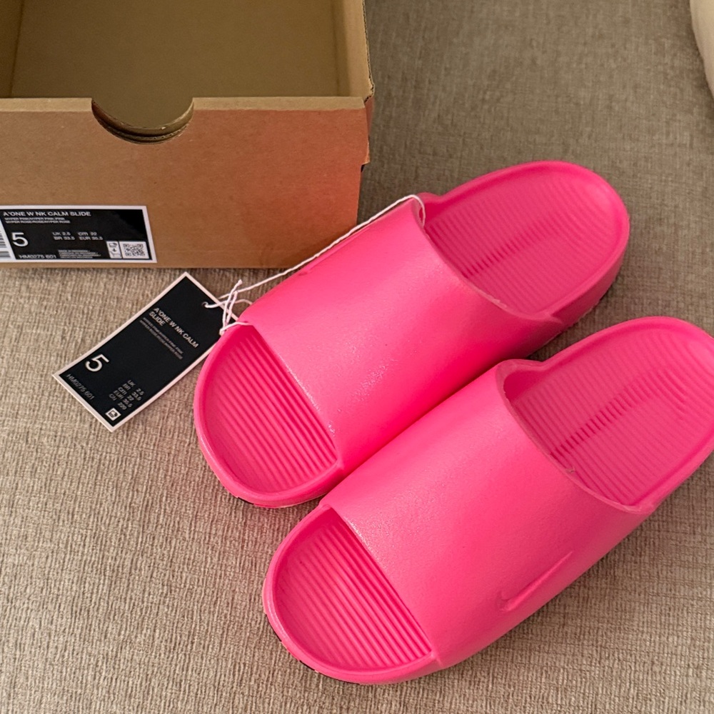 The A'ja Wilson x Nike Calm Slide Hyper Pink NIB - Picture 3 of 6
